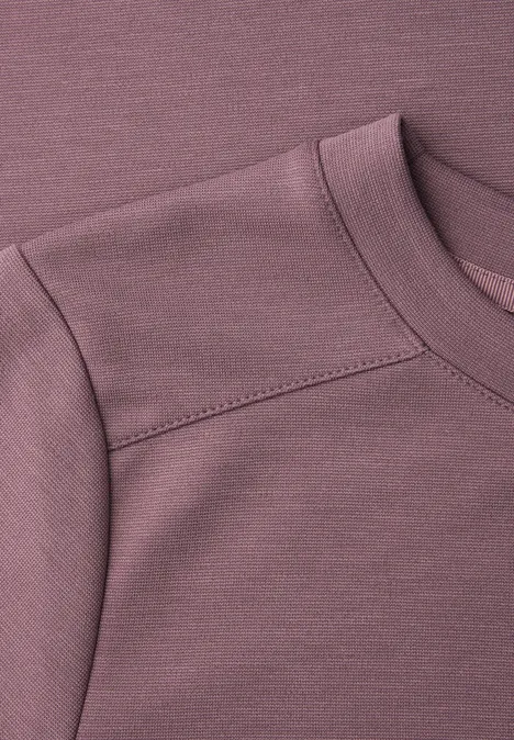 Nahaufnahme eines Altrosa T-Shirts mit Rundhalsausschnitt und Schulternaht